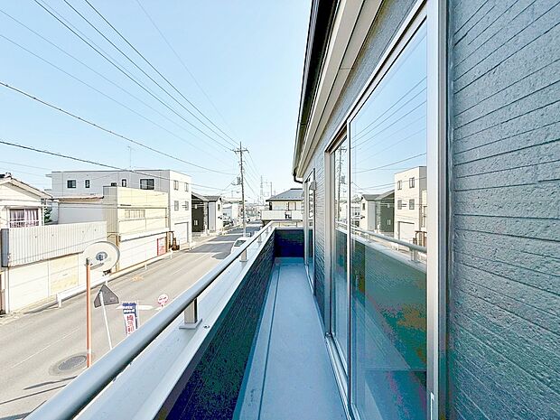 暮らしの中で、光と風を演出してくれるバルコニー。