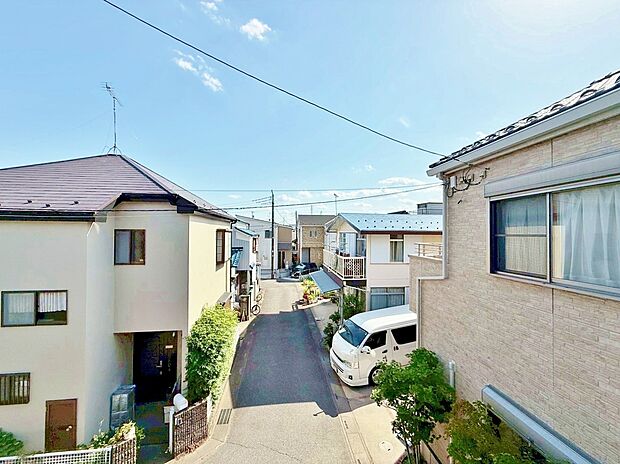 窓を開けると広がる青空。心をリフレッシュして日々を過ごしていきましょう。