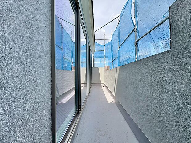 暮らしの中で、光と風を演出してくれるバルコニー。