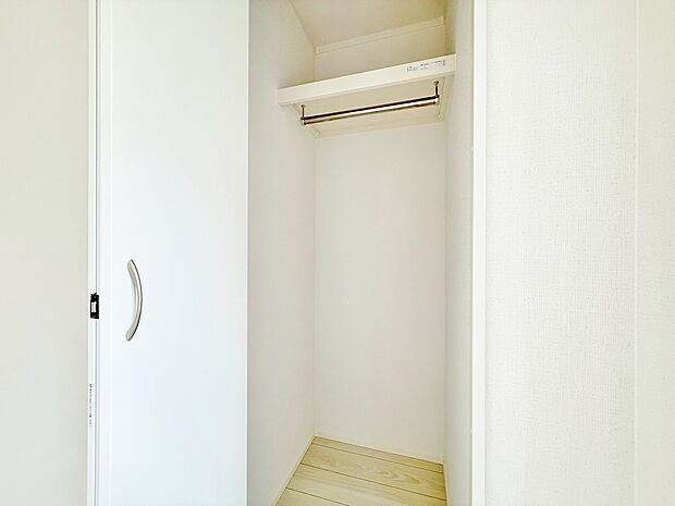 居室にはクローゼットがあり、荷物もスッキリ収納して快適にお過ごしいただけます。