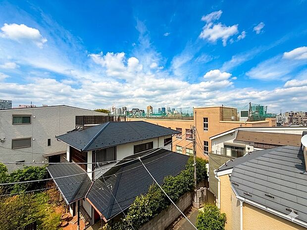 窓を開けると広がる青空。心をリフレッシュして日々を過ごしていきましょう。