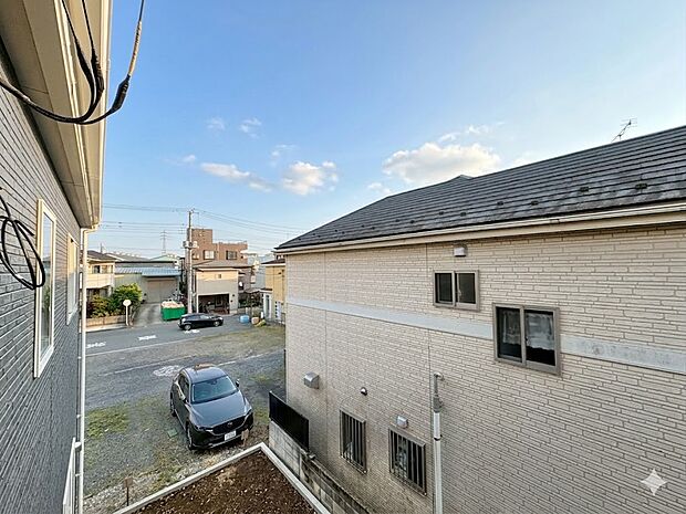 窓を開けると広がる青空。心をリフレッシュして日々を過ごしていきましょう。