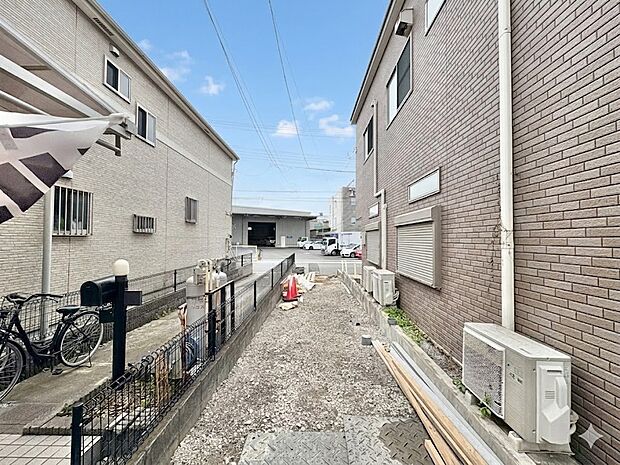 本物件の駐車スペースです。車種制限のある場合もございますので、お気軽にお問い合わせくださいませ。