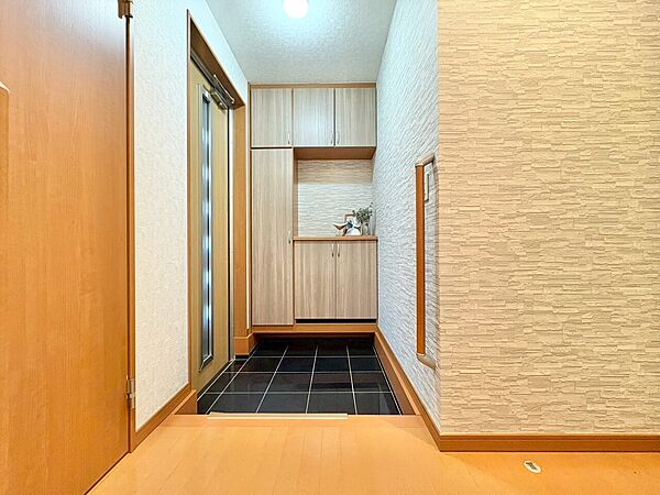シューズボックスを完備した玄関です。