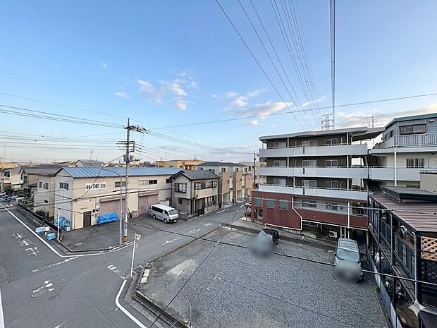 窓を開けると広がる青空。心をリフレッシュして日々を過ごしていきましょう。