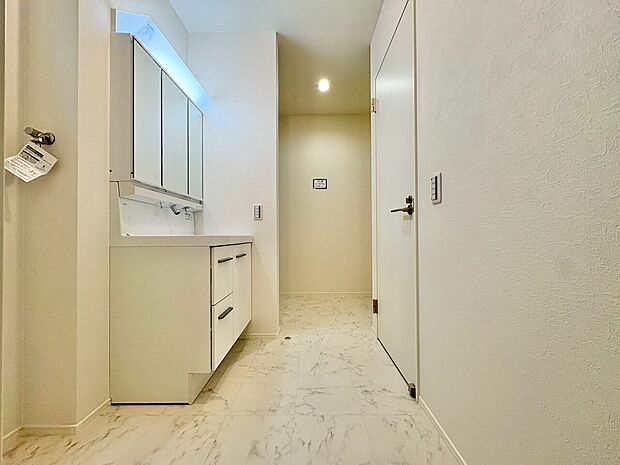 清潔感と心地よさを重視した、上質感漂うパウダールーム。