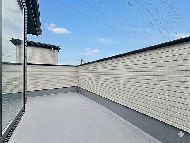 暮らしの中で、光と風を演出してくれるバルコニー。