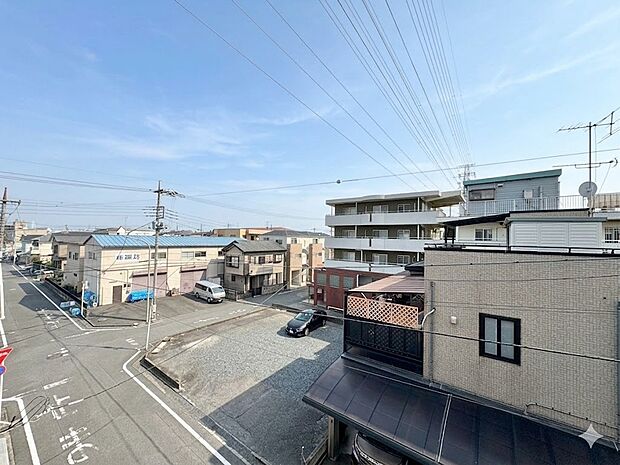 窓を開けると広がる青空。心をリフレッシュして日々を過ごしていきましょう。