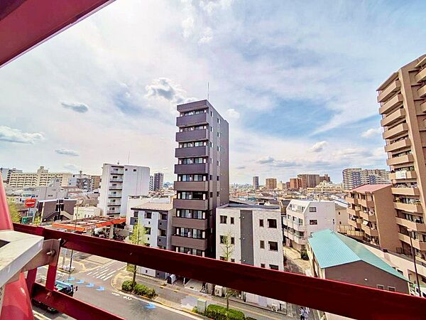 窓を開けると広がる青空。心をリフレッシュして日々を過ごしていきましょう。