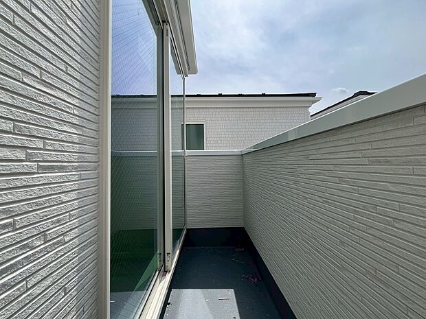 暮らしの中で、光と風を演出してくれるバルコニー。