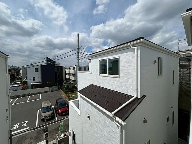 窓を開けると広がる青空。心をリフレッシュして日々を過ごしていきましょう。