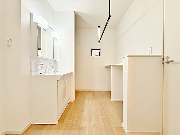 清潔感と心地よさを重視した、上質感漂うパウダールーム。