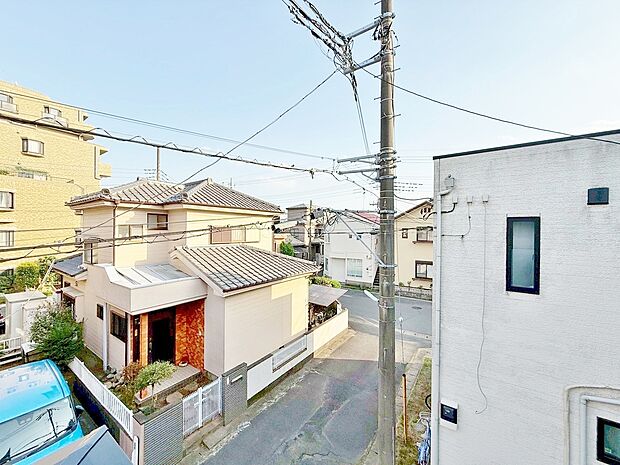 窓を開けると広がる青空。心をリフレッシュして日々を過ごしていきましょう。