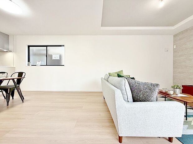 飾り過ぎないシンプルな内装と偏り過ぎないデザインで統一しました。