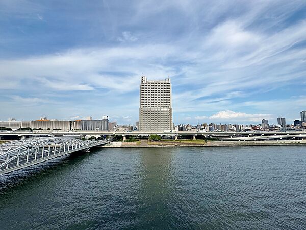 窓を開けると広がる青空。心をリフレッシュして日々を過ごしていきましょう。