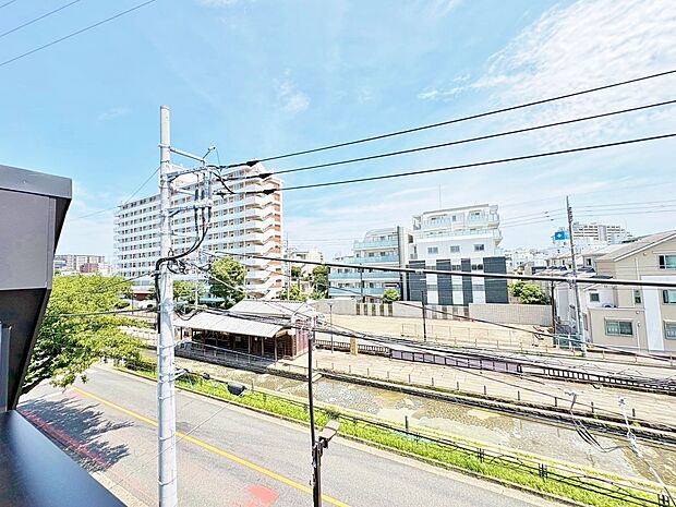 窓を開けると広がる青空。心をリフレッシュして日々を過ごしていきましょう。
