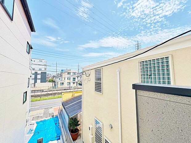 窓を開けると広がる青空。心をリフレッシュして日々を過ごしていきましょう。