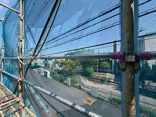 窓を開けると広がる青空。心をリフレッシュして日々を過ごしていきましょう。