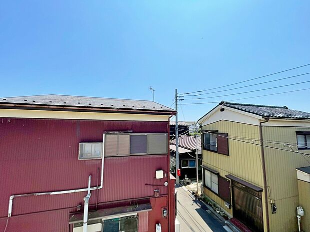 窓を開けると広がる青空。心をリフレッシュして日々を過ごしていきましょう。