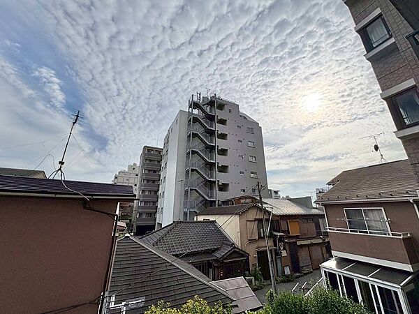 窓を開けると広がる青空。心をリフレッシュして日々を過ごしていきましょう。