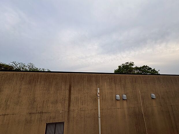 窓を開けると広がる青空。心をリフレッシュして日々を過ごしていきましょう。