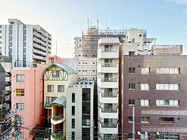 窓を開けると広がる青空。心をリフレッシュして日々を過ごしていきましょう。