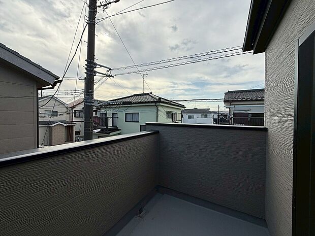 暮らしの中で、光と風を演出してくれるバルコニー。