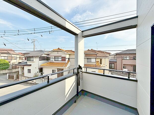 暮らしの中で、光と風を演出してくれるバルコニー。