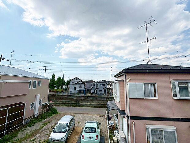 窓を開けると広がる青空。心をリフレッシュして日々を過ごしていきましょう。