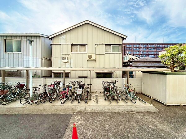 窓を開けると広がる青空。心をリフレッシュして日々を過ごしていきましょう。
