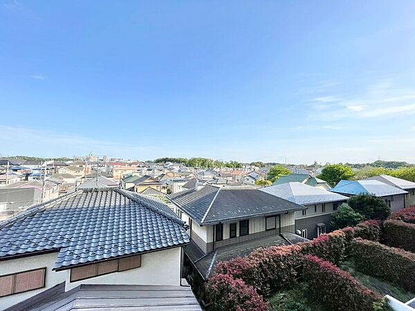 窓を開けると広がる青空。心をリフレッシュして日々を過ごしていきましょう。