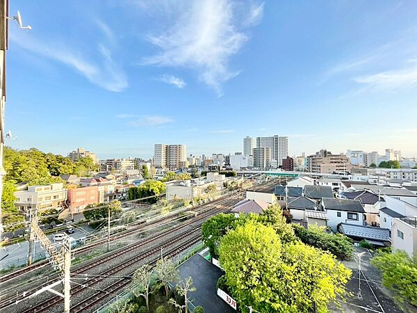 窓を開けると広がる青空。心をリフレッシュして日々を過ごしていきましょう。