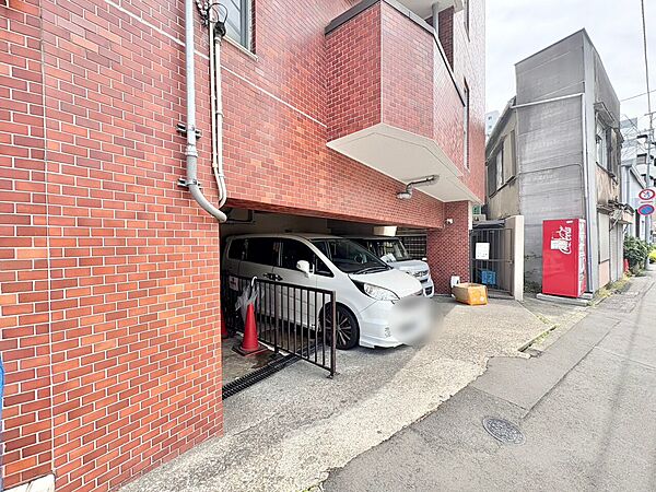 本物件の駐車スペースです。車種制限のある場合もございますので、お気軽にお問い合わせくださいませ。
