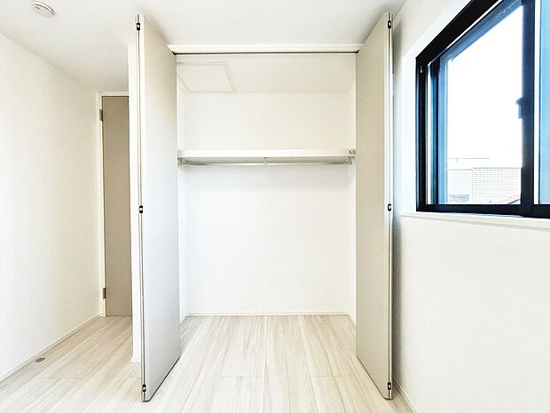 居室にはクローゼットがあり、荷物もスッキリ収納して快適にお過ごしいただけます。