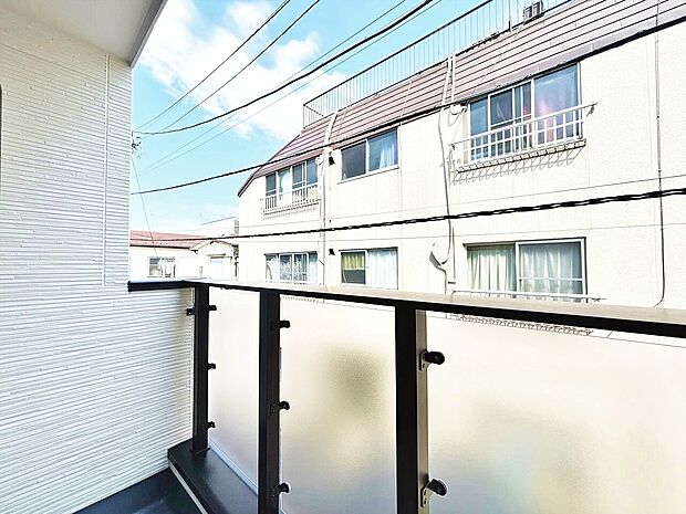 窓を開けると広がる青空。心をリフレッシュして日々を過ごしていきましょう。