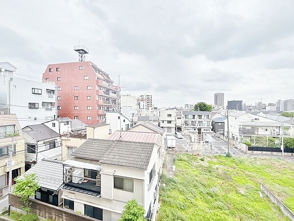 窓を開けると広がる青空。心をリフレッシュして日々を過ごしていきましょう。