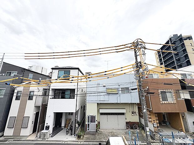 窓を開けると広がる青空。心をリフレッシュして日々を過ごしていきましょう。
