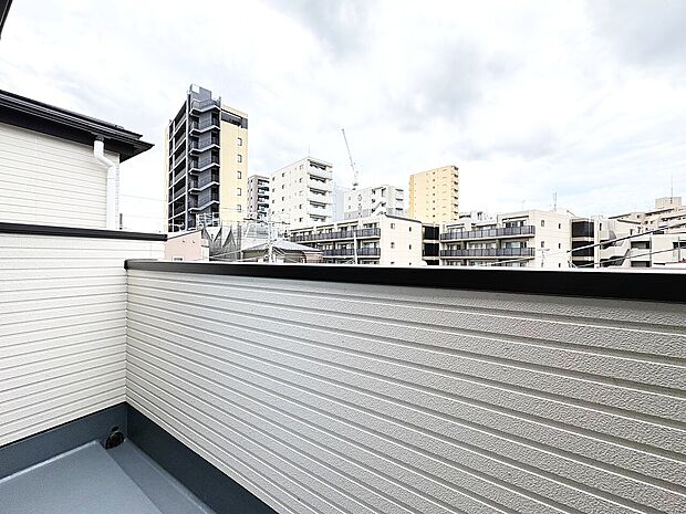 窓を開けると広がる青空。心をリフレッシュして日々を過ごしていきましょう。
