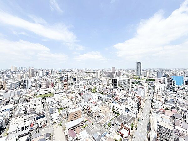窓を開けると広がる青空。心をリフレッシュして日々を過ごしていきましょう。