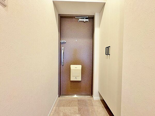 シューズボックスを完備した玄関です。