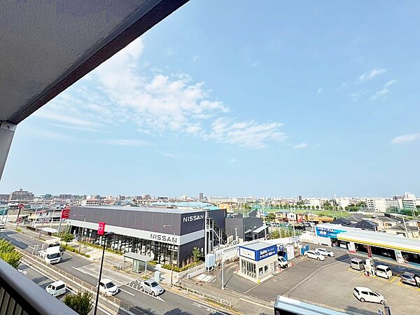 窓を開けると広がる青空。心をリフレッシュして日々を過ごしていきましょう。