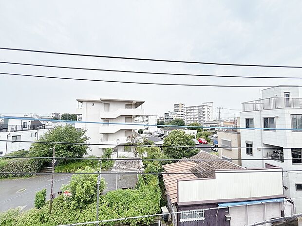 窓を開けると広がる青空。心をリフレッシュして日々を過ごしていきましょう。