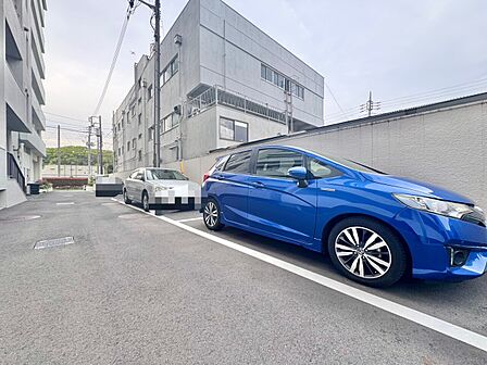 本物件の駐車スペースです。車種制限のある場合もございますので、お気軽にお問い合わせくださいませ。