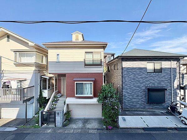 窓を開けると広がる青空。心をリフレッシュして日々を過ごしていきましょう。