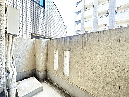 暮らしの中で、光と風を演出してくれるバルコニー。