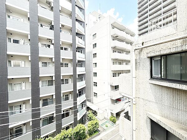 窓を開けると広がる青空。心をリフレッシュして日々を過ごしていきましょう。