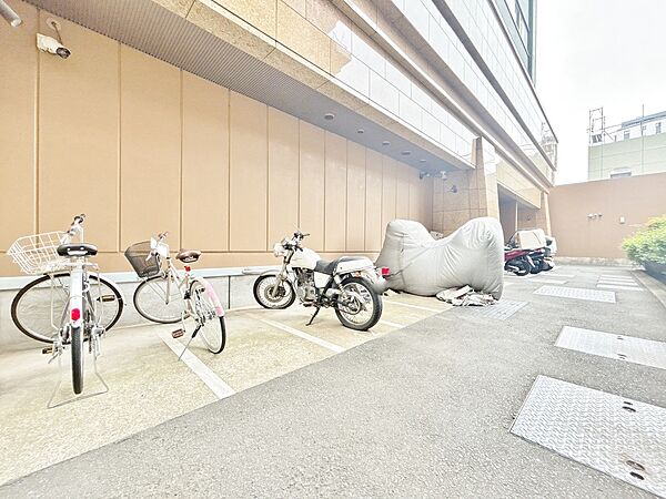整理整頓された駐輪場で、管理体制の良好さがうかがえます。