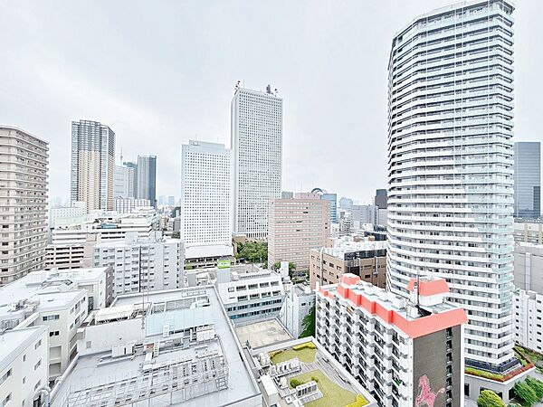 窓を開けると広がる青空。心をリフレッシュして日々を過ごしていきましょう。