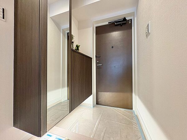 シューズボックスを完備した玄関です。
