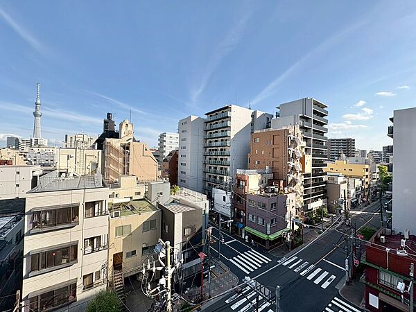 窓を開けると広がる青空。心をリフレッシュして日々を過ごしていきましょう。